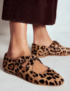 Boden Chaussures Plates-Babies à brides croisées Klassisches Leopardenmuster Ponyhaar