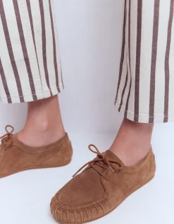 Boden Chaussures Plates-Chaussures bateau souples Fauve