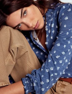 Boden Tops & T-Shirts-Chemise Effie à smocks Bleu marine authentique, motif Flower Press petit