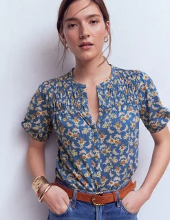 Boden Tops & T-Shirts-Chemise manches courtes Mya à smocks Bleu marine authentique, motif Dainty Blooms