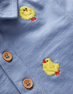 Boden Tops & Bodies-Polo brodé Poussins duveteux bleu clair