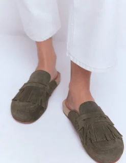 Boden Chaussures Plates-Sabots Etta façon mules avec franges Vert olive profond