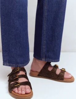 Boden Chaussures Plates|Sandales-Sandales à semelle ergonomique et trois brides Cœurs folk rouge rockabilly