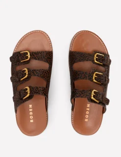 Boden Chaussures Plates|Sandales-Sandales à semelle ergonomique et trois brides Cœurs folk rouge rockabilly