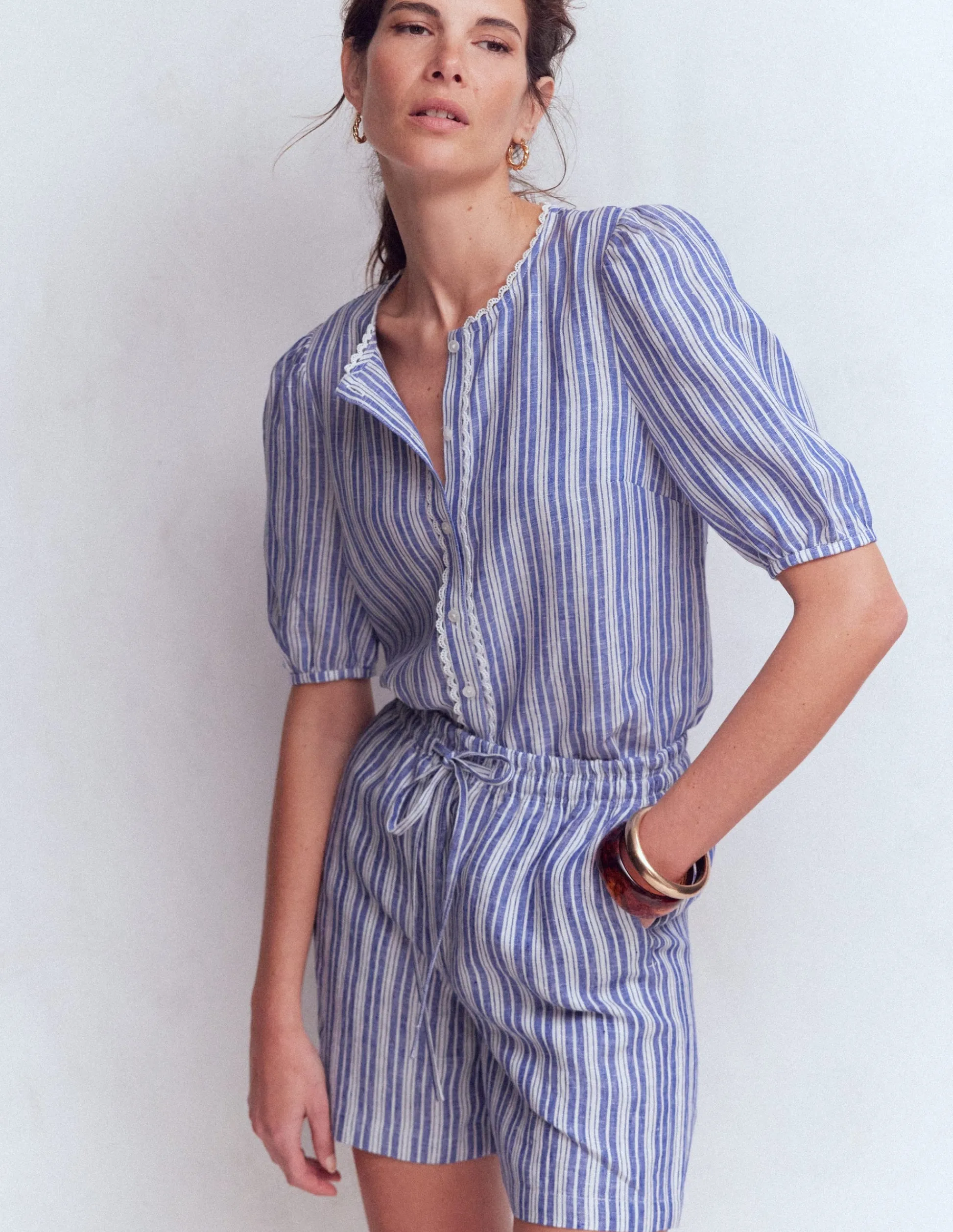 Boden Shorts-Short Islington en lin Rayé bleu connecté