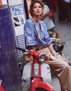 Boden Chemises & Blouses|Tops & T-Shirts-Top brodé à détail Chambray, broderie ivoire