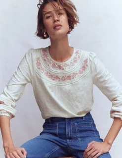 Boden Tops & T-Shirts-Top Rosie brodé en jersey Ivoire