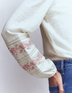 Boden Tops & T-Shirts-Top Rosie brodé en jersey Ivoire