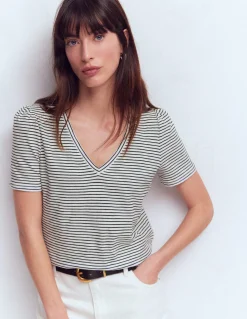 Boden Tops & T-Shirts-T-shirt flammé Sophie à col V Ivoire, rayé bleu marine