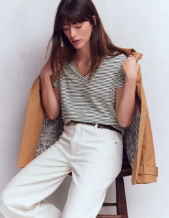 Boden Tops & T-Shirts-T-shirt flammé Sophie à col V Ivoire, rayé bleu marine