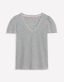 Boden Tops & T-Shirts-T-shirt flammé Sophie à col V Ivoire, rayé bleu marine
