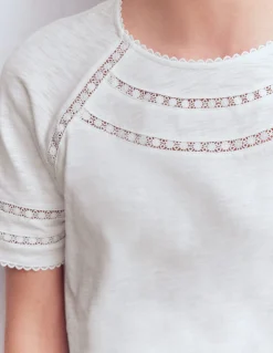 Boden Tops & T-Shirts-T-shirt Poppy à col rond et détails Blanc