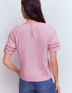 Boden Tops & T-Shirts-T-shirt Poppy à col rond et détails Dauphin rose