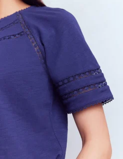 Boden Tops & T-Shirts-T-shirt Poppy à col rond et détails Bleu phare