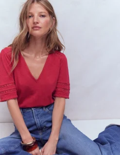 Boden Tops & T-Shirts-T-shirt Poppy col V à détails Rouge terre cuite